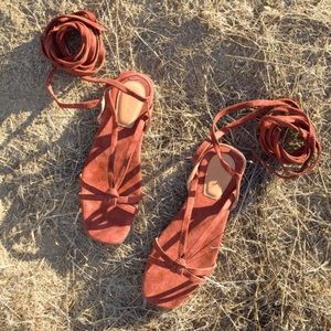 Dôen Fête Sandal in Henna Suede Doen